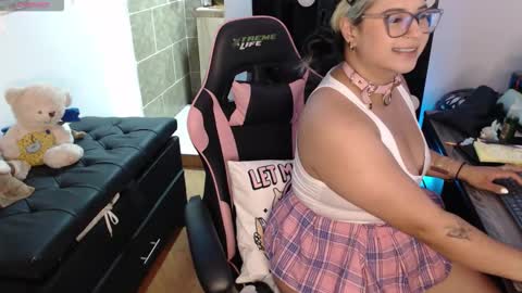 Snapshot of molly_shake chatting on 18, 9, 2025 Molly online show from 18, 9, 2025