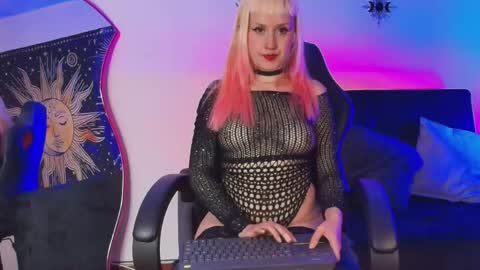 Snapshot of mollycb chatting on 3, 6, 2026 mollycb online show from 3, 6, 2026