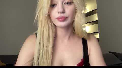 Snapshot of mollycodle chatting on 5, 11, 2025 Goddess Katherine online show from 5, 11, 2025