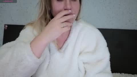 Snapshot of mollyforyou chatting on 21, 11, 2025 Nica follow me online show from 21, 11, 2025