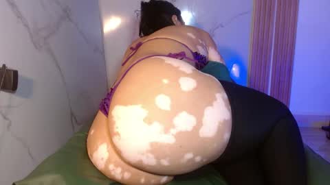 Snapshot of mollyguns chatting on 5, 5, 2026 MOLLY GUNSG online show from 5, 5, 2026