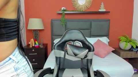 Snapshot of mollylove_ chatting on 23, 10, 2025 mollylove_ online show from 23, 10, 2025