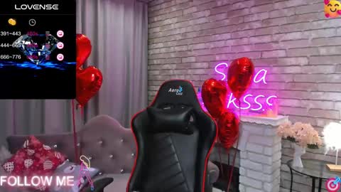 hi im Molly heregreat boobs big heart  warm pussy  online show from 15, 2, 2025