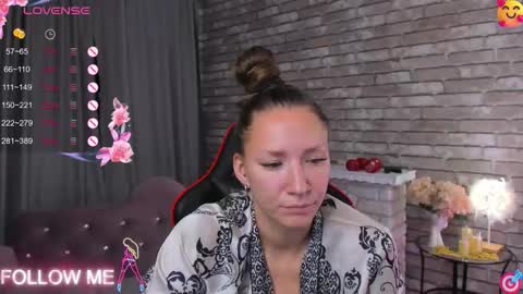 hi im Molly heregreat boobs big heart  warm pussy  online show from 9, 10, 2025