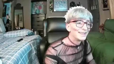 Snapshot of mommamadesissy chatting on 22, 5, 2026 Bink online show from 22, 5, 2026