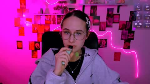 Mona  online show from 25, 4, 2026