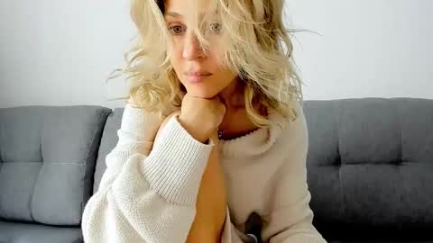 Snapshot of mona_cruz chatting on 23, 10, 2025 Mona online show from 23, 10, 2025