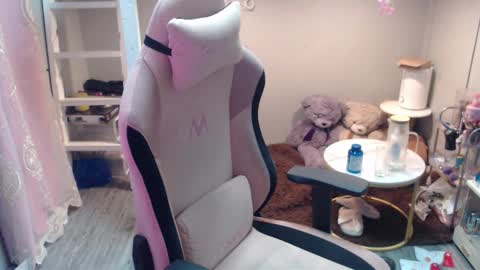 ELYSE A SIMPLE GIRL online show from 25, 11, 2025