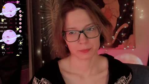 Snapshot of moon__girl chatting on 4, 12, 2025 Roxy online show from 4, 12, 2025