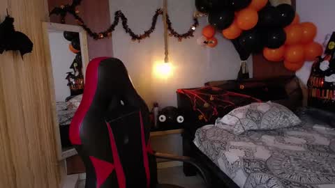 Snapshot of moon_and_fire_ chatting on 28, 10, 2025 moon_and_fire_ online show from 28, 10, 2025