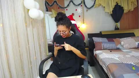 Snapshot of moon_and_fire_ chatting on 1, 12, 2025 moon_and_fire_ online show from 1, 12, 2025