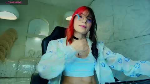 Snapshot of moon_red_r chatting on 29, 4, 2026 Moon online show from 29, 4, 2026