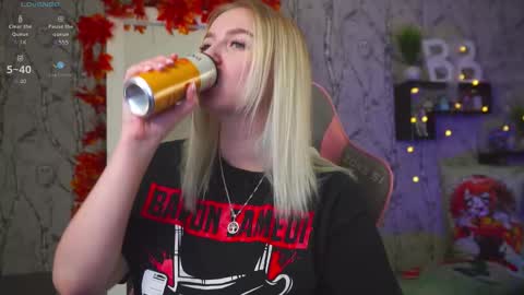 Snapshot of moon_valkyriie chatting on 6, 10, 2025 Emilia online show from 6, 10, 2025