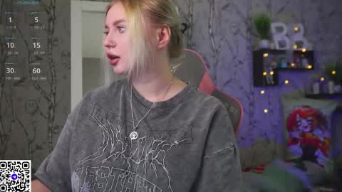 Snapshot of moon_valkyriie chatting on 19, 11, 2025 Emilia online show from 19, 11, 2025