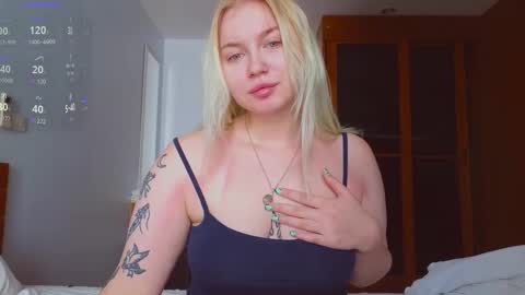 Snapshot of moon_valkyriie chatting on 1, 12, 2025 Emilia online show from 1, 12, 2025