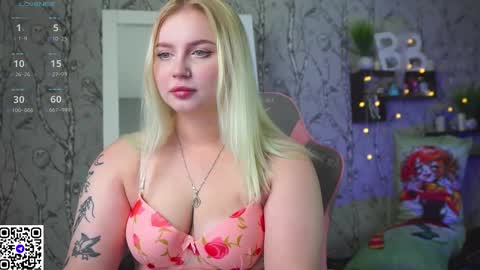 Snapshot of moon_valkyriie chatting on 15, 12, 2025 Emilia online show from 15, 12, 2025