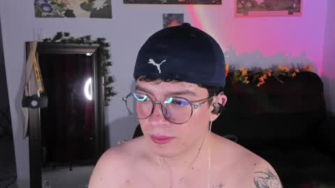 Snapshot of moonlight_baee chatting on 9, 4, 2026 Clove online show from 9, 4, 2026