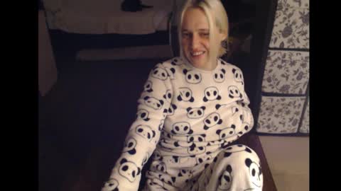 Snapshot of mrsluck chatting on 16, 9, 2025 Sasha online show from 16, 9, 2025