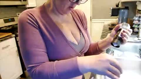 Snapshot of msmomy69 chatting on 15, 12, 2025 msmomy69 online show from 15, 12, 2025