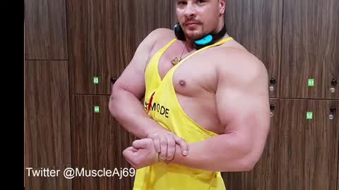 Snapshot of muscleaj69 chatting on 22, 12, 2024 AJ online show from 22, 12, 2024