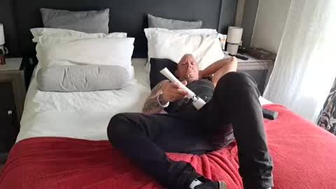 muscledaddy69s online show from 24, 4, 2026