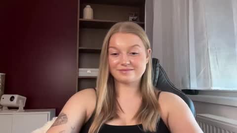 Snapshot of mysteryericax chatting on 18, 5, 2026 Erica online show from 18, 5, 2026