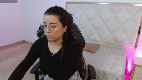 Snapshot of naanaky_tay chatting on 5, 10, 2025 TARA online show from 5, 10, 2025