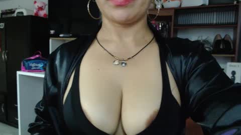 Snapshot of nadia_abaud chatting on 5, 2, 2025 Nadia online show from 5, 2, 2025