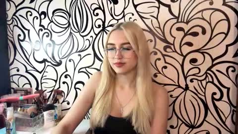 Snapshot of nadiaknake chatting on 24, 2, 2026 Katrin online show from 24, 2, 2026
