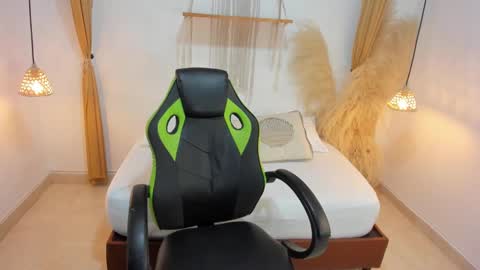 N A H I A online show from 31, 1, 2025