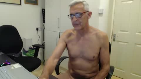 Snapshot of nakedcarpenteruk chatting on 2, 6, 2026 nakedcarpenteruk online show from 2, 6, 2026