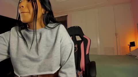 Snapshot of naomibrinks1 chatting on 14, 12, 2025 Heidy online show from 14, 12, 2025