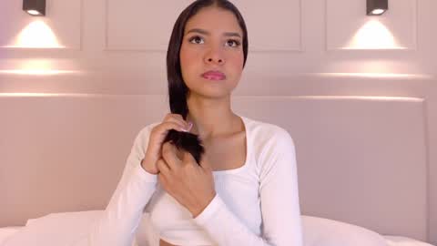 Snapshot of naomiklarc chatting on 4, 1, 2025 Naomi Klarc online show from 4, 1, 2025