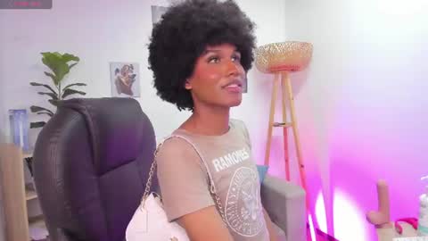 Snapshot of naomisaenz_ chatting on 18, 6, 2026 N A O M I online show from 18, 6, 2026