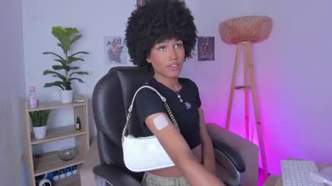 Snapshot of naomisaenz_ chatting on 23, 6, 2026 N A O M I online show from 23, 6, 2026