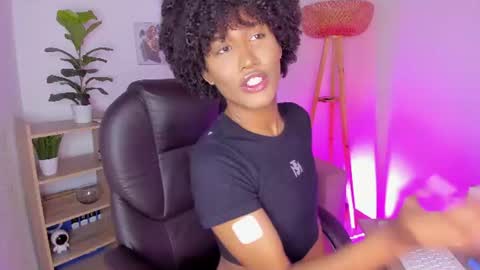 Snapshot of naomisaenz_ chatting on 28, 6, 2026 N A O M I online show from 28, 6, 2026