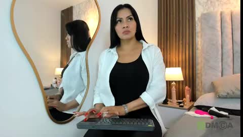 Naomy Smith online show from 1, 3, 2025