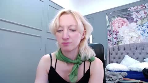 Snapshot of natalie_bitton chatting on 4, 1, 2025 Natalie online show from 4, 1, 2025