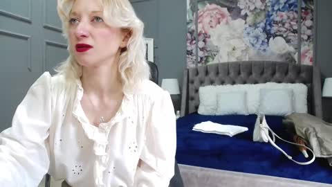 Snapshot of natalie_bitton chatting on 10, 1, 2025 Natalie online show from 10, 1, 2025