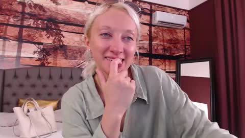 Snapshot of natalie_bitton chatting on 15, 9, 2025 Natalie online show from 15, 9, 2025