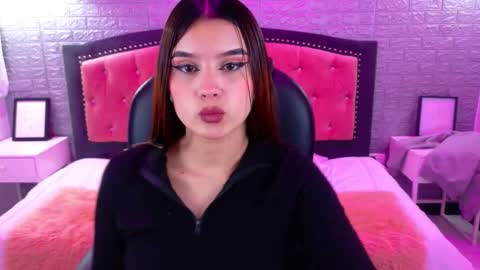 Snapshot of natalie_loffreda chatting on 1, 10, 2025 natalie online show from 1, 10, 2025