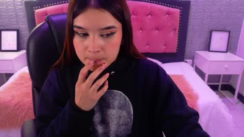 Snapshot of natalie_loffreda chatting on 2, 10, 2025 natalie online show from 2, 10, 2025