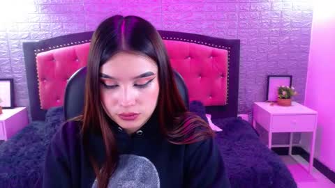 Snapshot of natalie_loffreda chatting on 4, 11, 2025 natalie online show from 4, 11, 2025