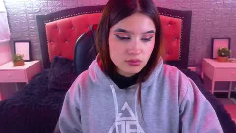 Snapshot of natalie_loffreda chatting on 8, 11, 2025 natalie online show from 8, 11, 2025