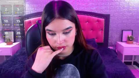 Snapshot of natalie_loffreda chatting on 11, 11, 2025 natalie online show from 11, 11, 2025