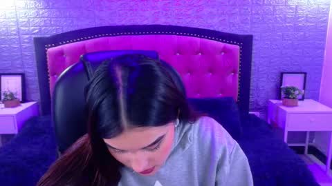 Snapshot of natalie_loffreda chatting on 21, 11, 2025 natalie online show from 21, 11, 2025