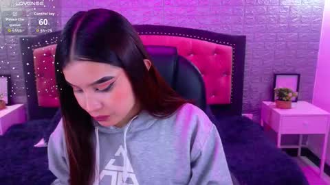 Snapshot of natalie_loffreda chatting on 24, 11, 2025 natalie online show from 24, 11, 2025