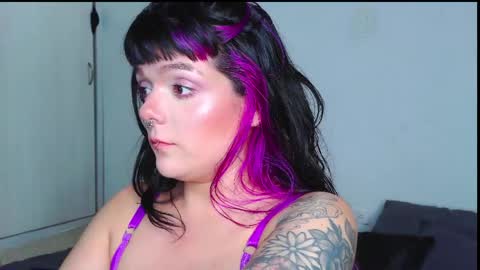 Snapshot of naughty_em_17 chatting on 24, 4, 2026 Em please help me reach 100 thumbs up 3 online show from 24, 4, 2026