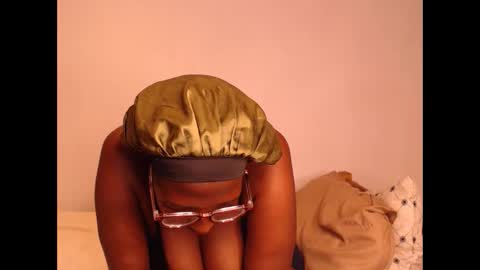 Snapshot of nawtylezi696 chatting on 14, 10, 2025 nawtylezi696 online show from 14, 10, 2025