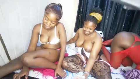 Snapshot of nellyeluxe chatting on 19, 12, 2025 nellyeluxe online show from 19, 12, 2025